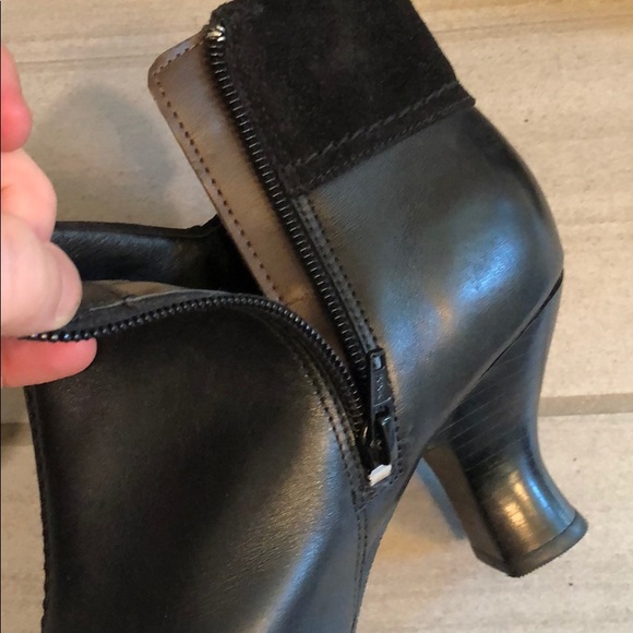 Clarks Indigo ankle bootie - Picture 3 of 9